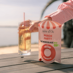 Verre de thé glacé pêche bio avec glaçons