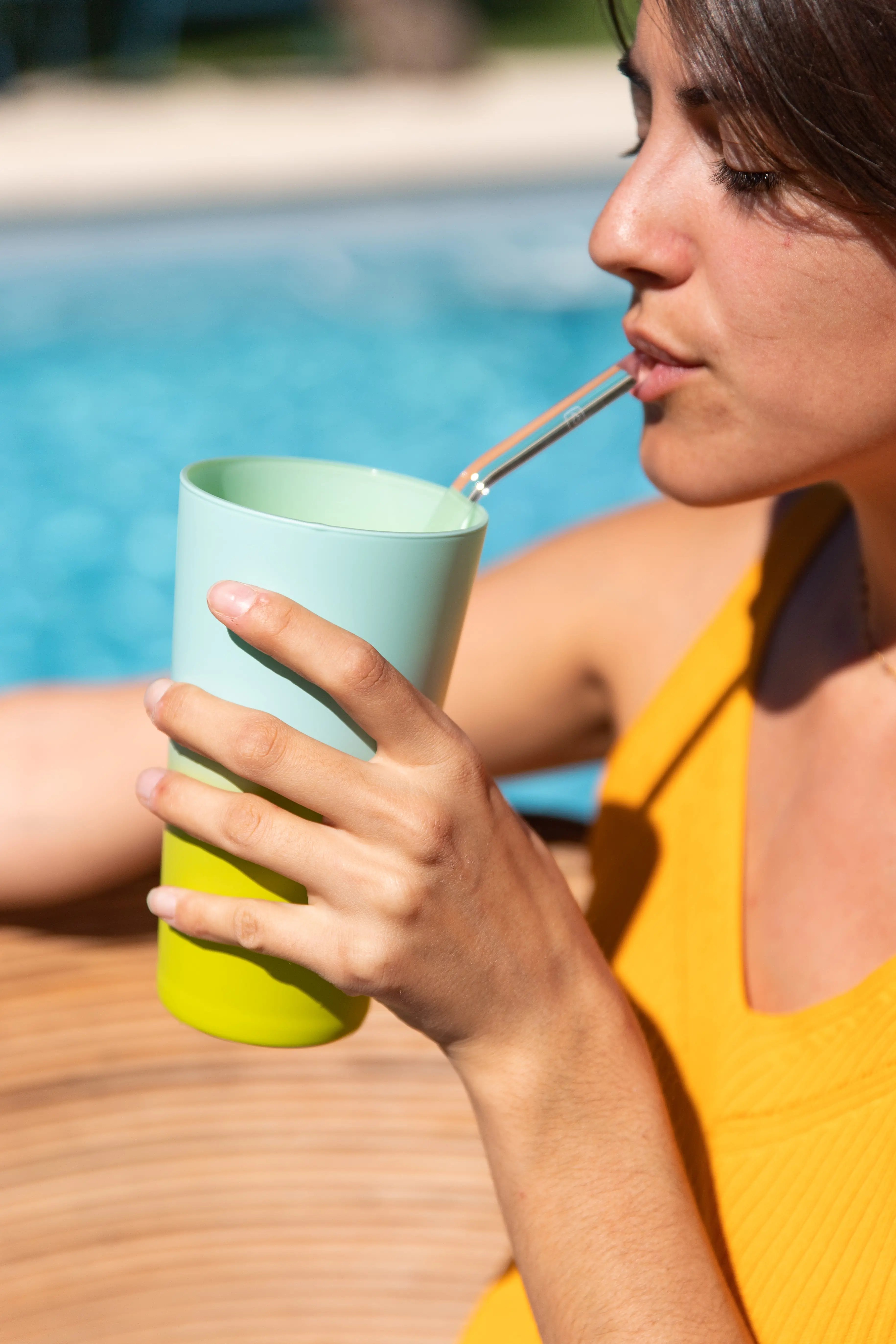 femme buvant du thé glacé bio
