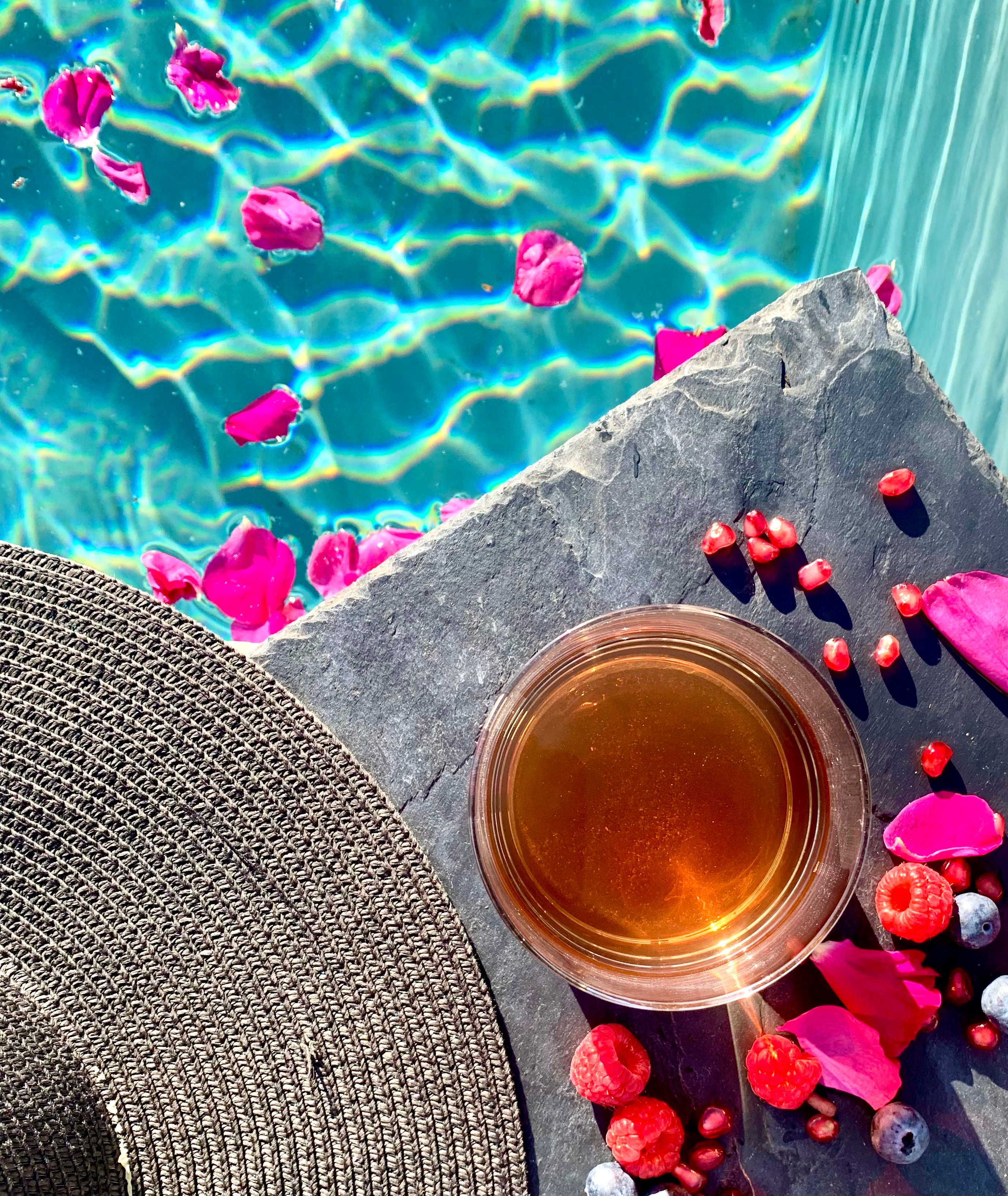 thé glacé à la piscine